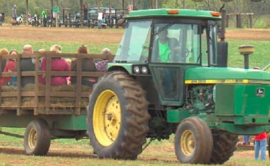 tractor-drawn-wagon-rides