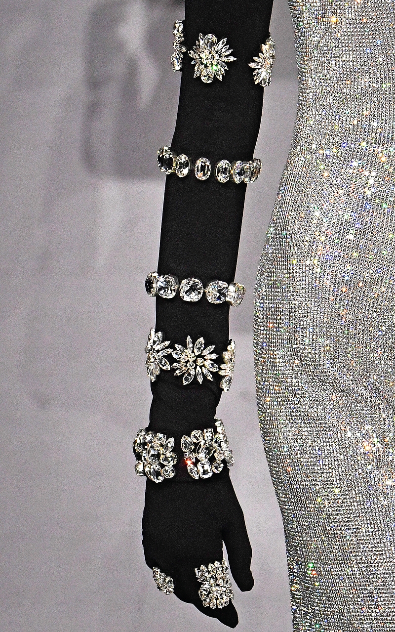 IT’S A BLING THING
Jewelry over gloves at Dolce & Gabbana