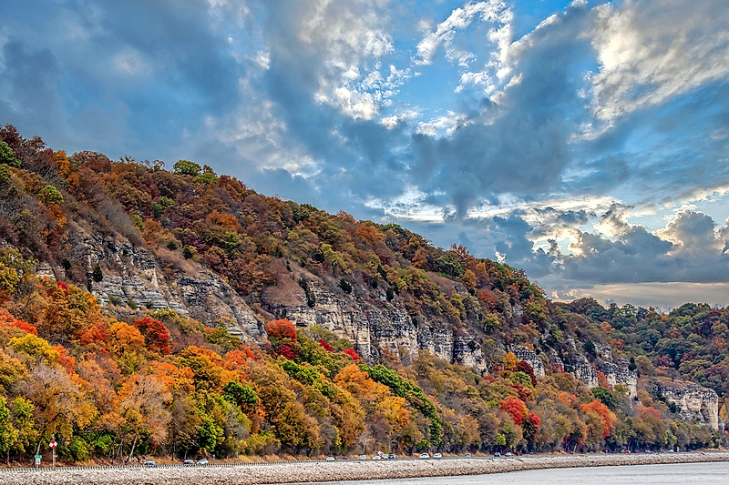 Bluffs along the Great River Road