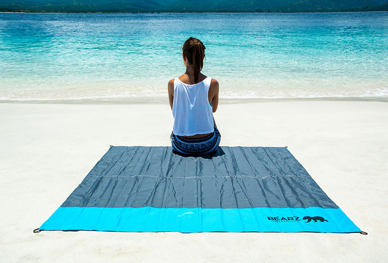 The 55-by-60-inch Bearz Pocket Blanket